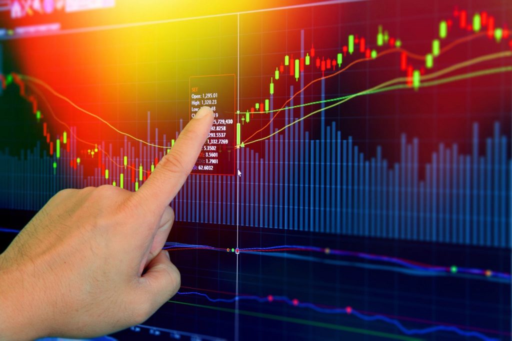 El benchmark es un punto de referencia utilizado para medir el rendimiento de una inversión. Se trata de un indicador financiero utilizado como herramienta de comparación para evaluar el rendimiento de una inversión.