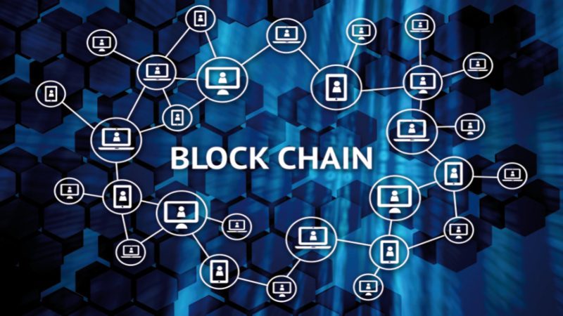 Blockchain es un sistema contable descentralizado. Registra el origen y la existencia de activos digitales mediante una red P2P (Peer to Peer).