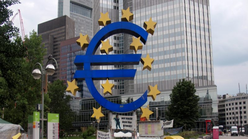 El Banco Central Europeo, BCE o ECB (por sus siglas en inglés) es el organismo responsable de la política monetaria de la zona del euro.