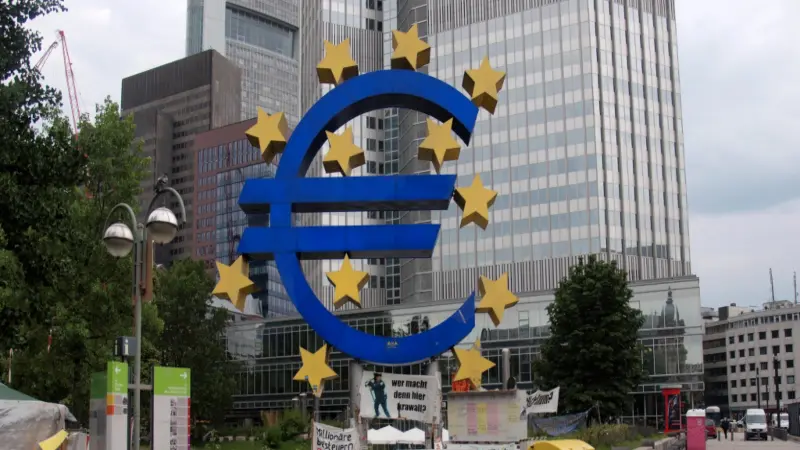 El Banco Central Europeo, BCE o ECB (por sus siglas en inglés) es el organismo responsable de la política monetaria de la zona del euro.