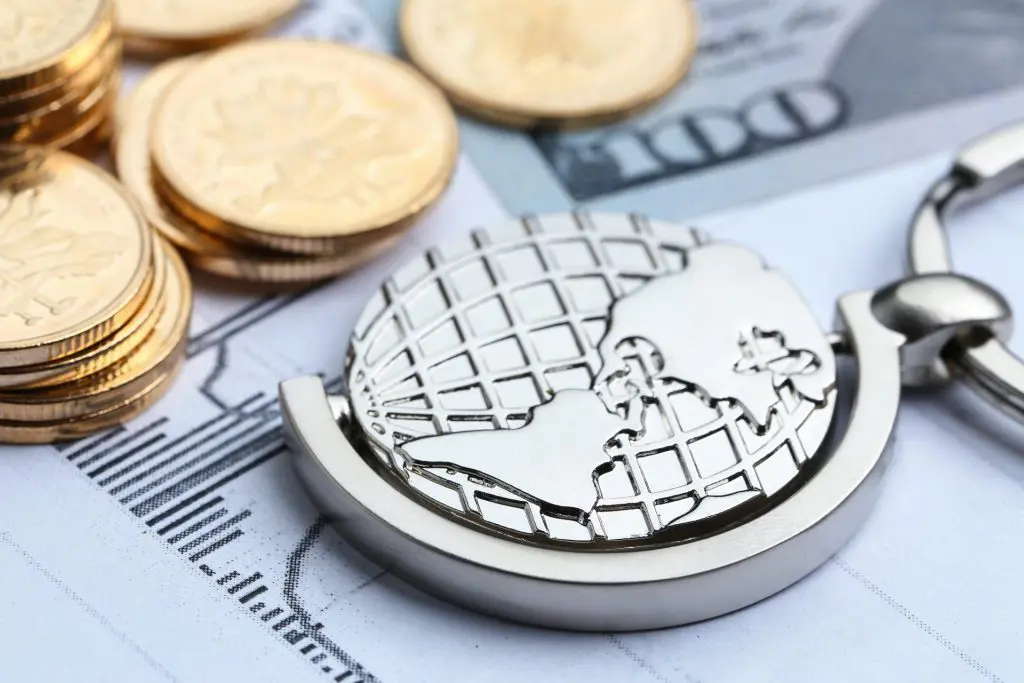 el FMI desempeña un papel fundamental en la promoción de la estabilidad y la cooperación económica a nivel mundial. A través de su vigilancia, asistencia financiera y cooperación técnica, busca fomentar un crecimiento económico sostenible y equitativo entre sus países miembros.